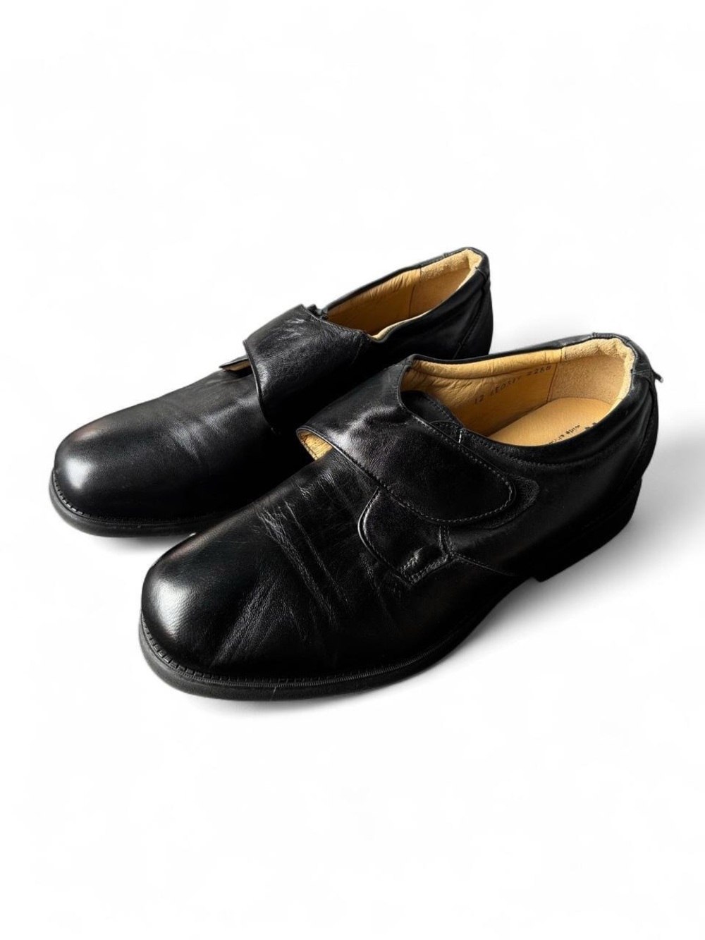 ✨ Hitchcock Black
leather slip-on loafers with velcro straps✨